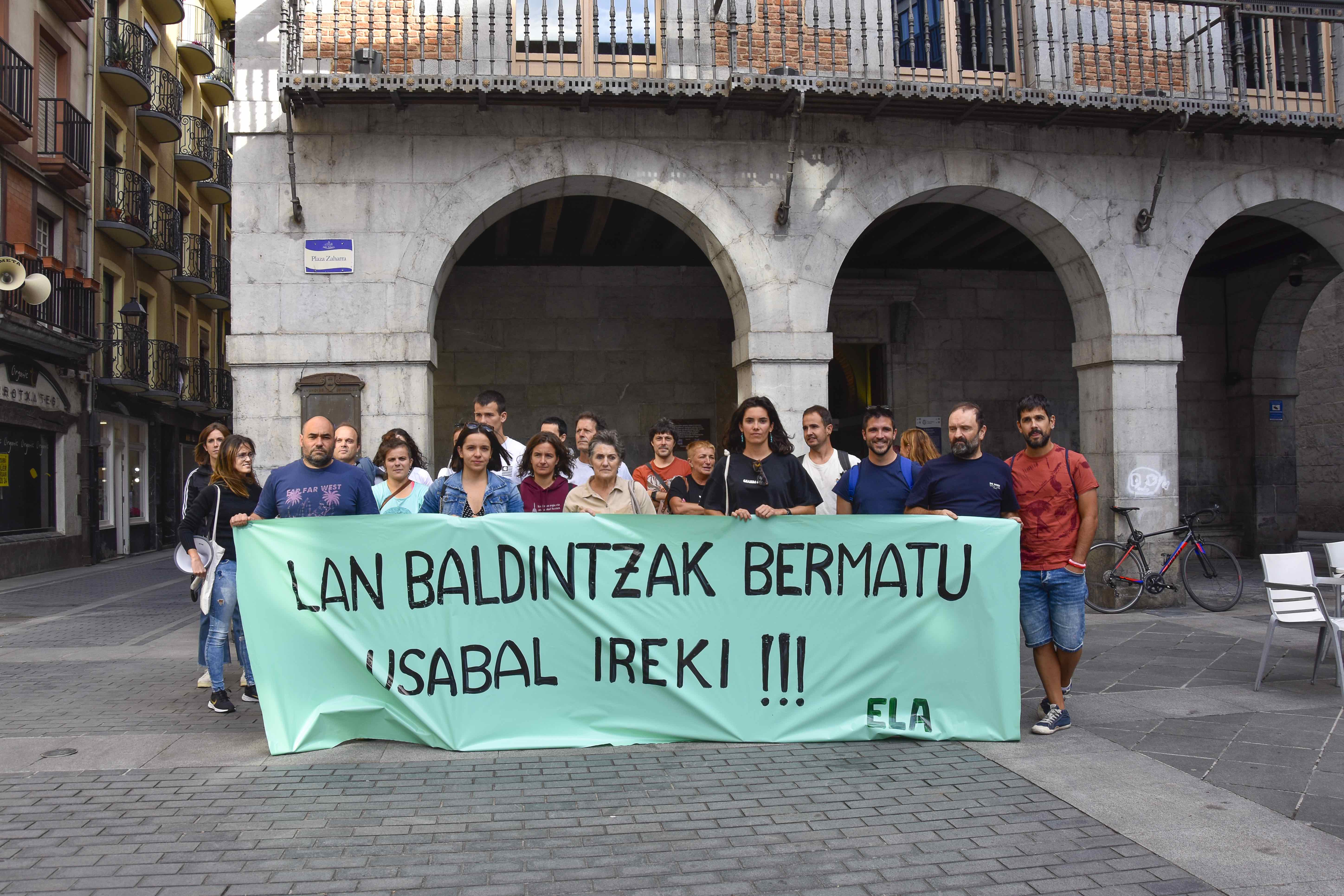 Trabajadores del Polideportivo Usabal protestan ante el Ayuntamiento de Tolosa