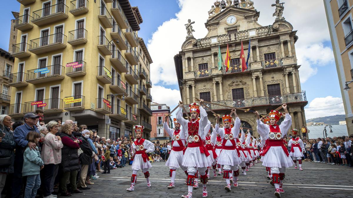 Dantzaris de Duguna, en la Plaza Consistorial. Foto: Ayuntamiento de Pamplona