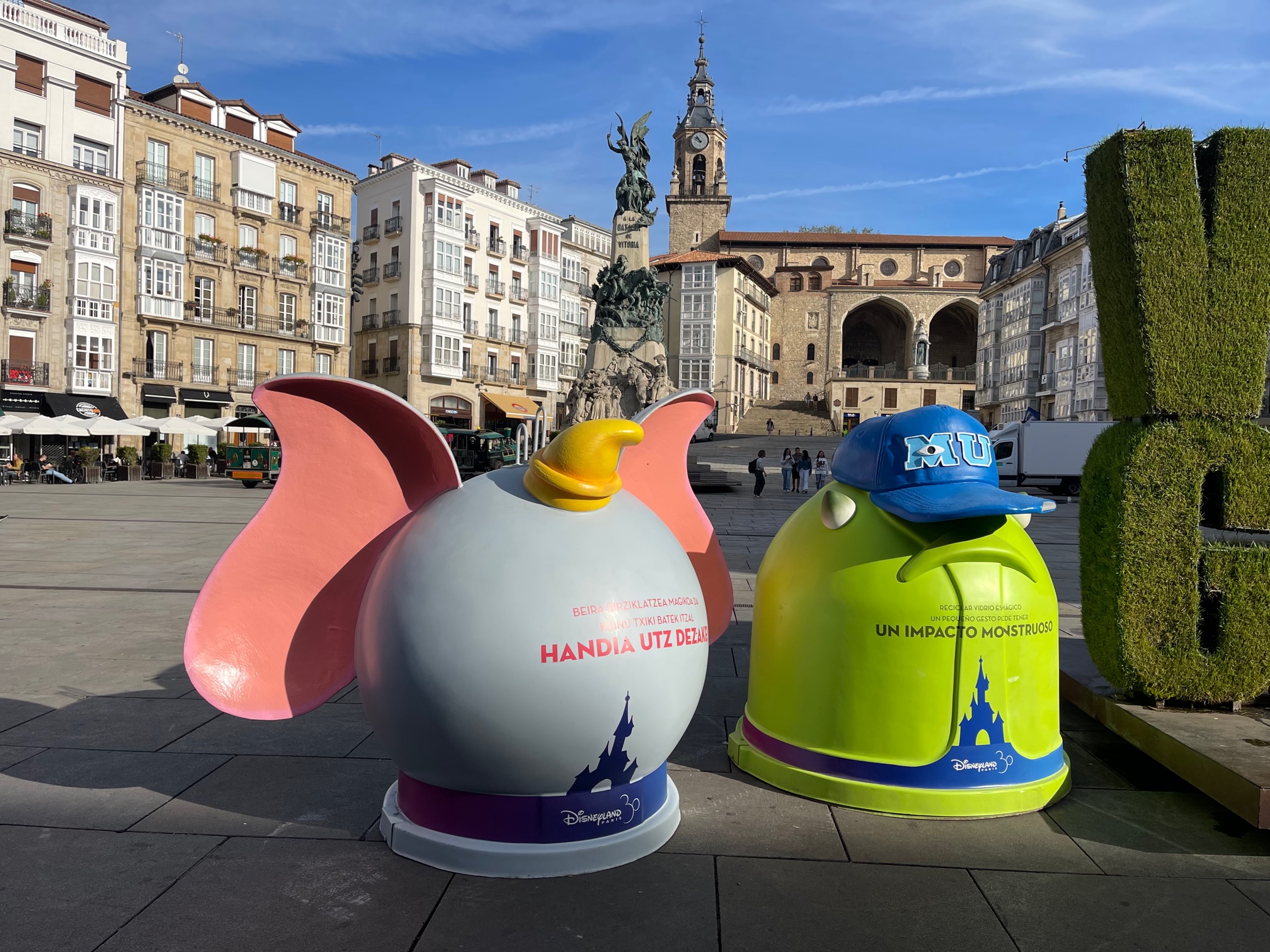 Los contenedores de vidrio están decorados con personajes Disney para fomentar el reciclaje en Vitoria-Gasteiz