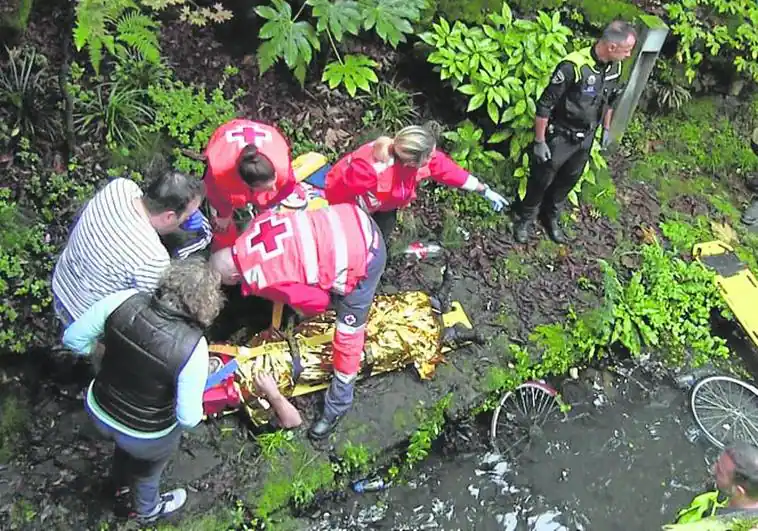 Personal de Cruz Roja Bizkaia atiende al herido grave en la sokamuturra de Durango | Durangon.com