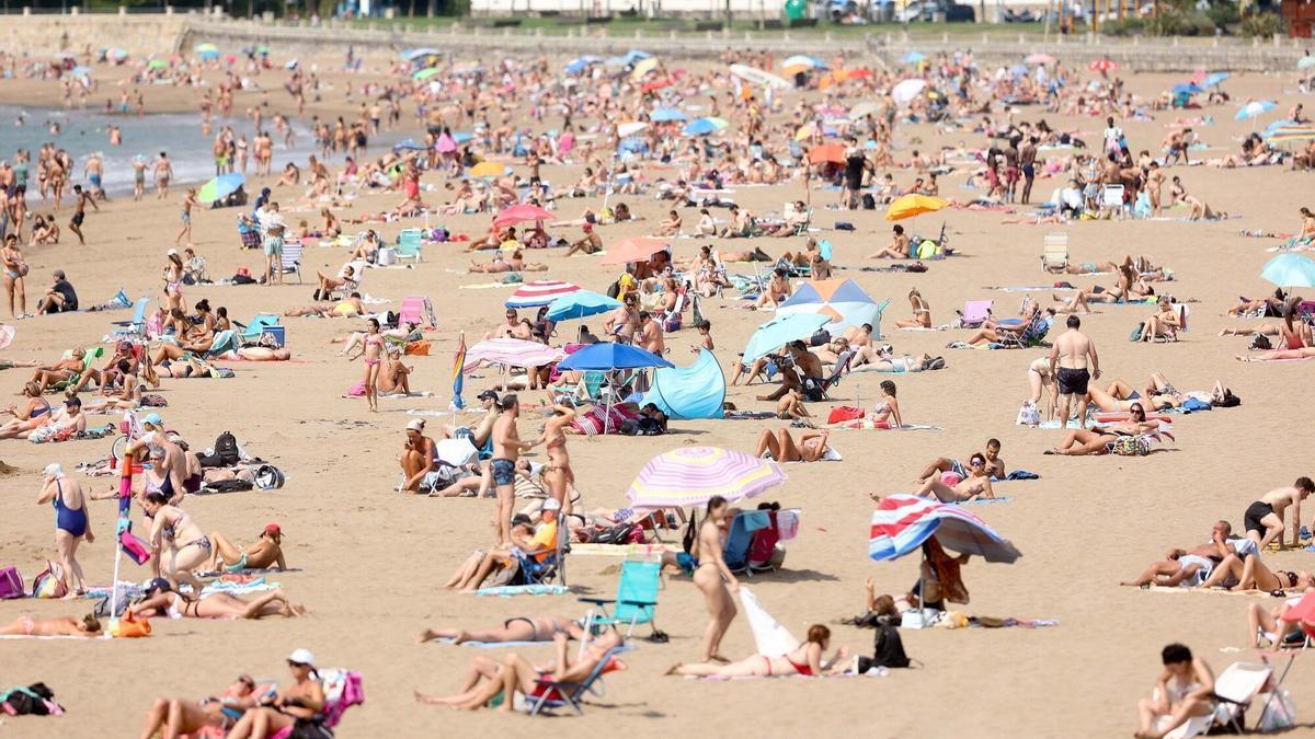 El agua de mar y la arena de las playas pueden ser foco de problemas y causar alguna afección de salud.