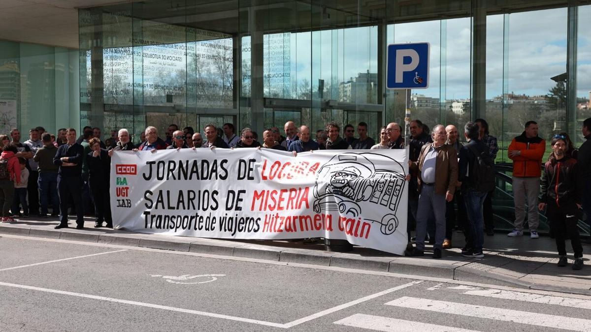 Concentración de trabajadores del sector de transporte de viajeros para protestar por el "bloqueo" del convenio.