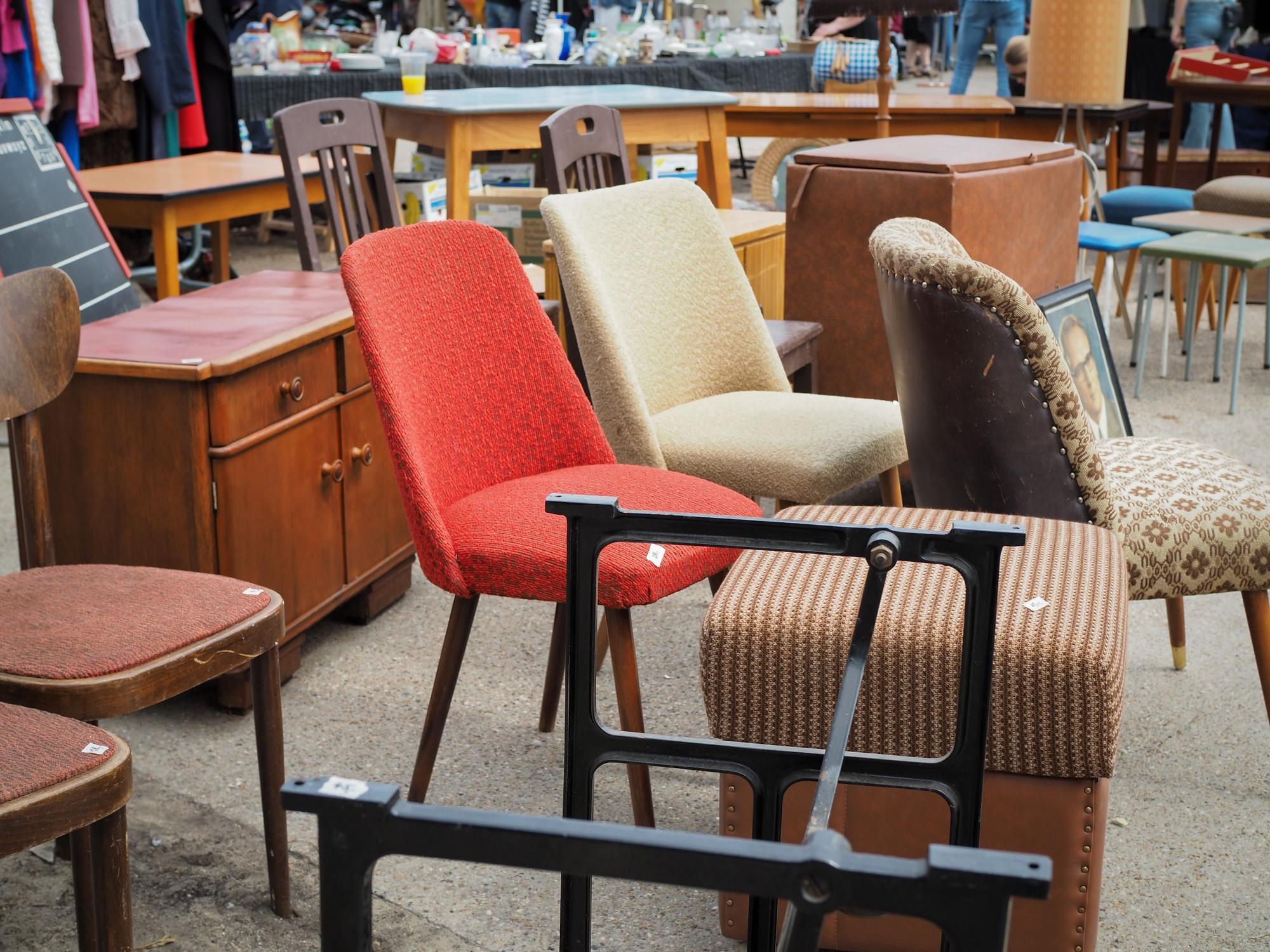 Muebles de segunda mano a la venta en una tienda de antigüedades.