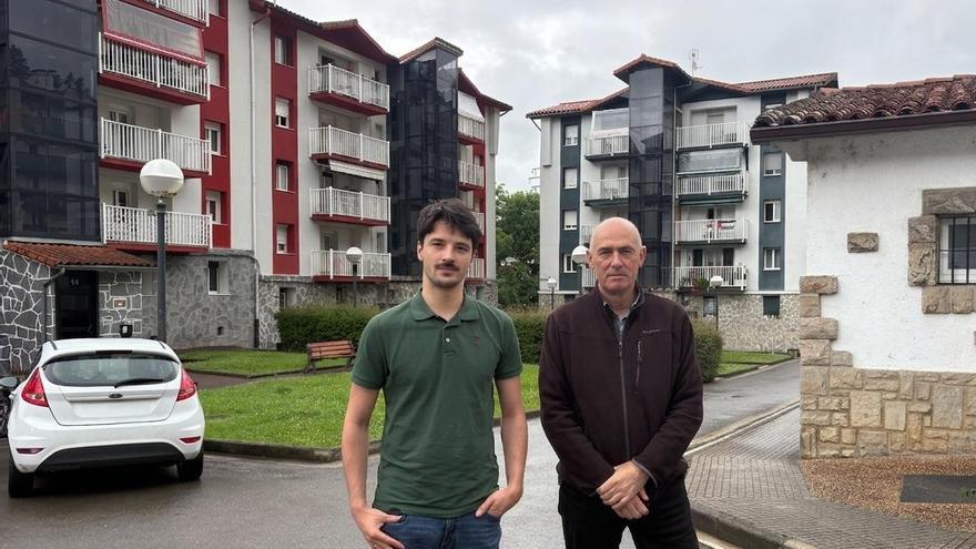 El portavoz jeltzale Kepa Sebal y el miembro de la junta municipal del PNV, Andoni Larrañaga, en el barrio de Martoko.