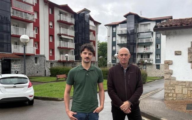El portavoz jeltzale Kepa Sebal y el miembro de la junta municipal del PNV, Andoni Larrañaga, en el barrio de Martoko.