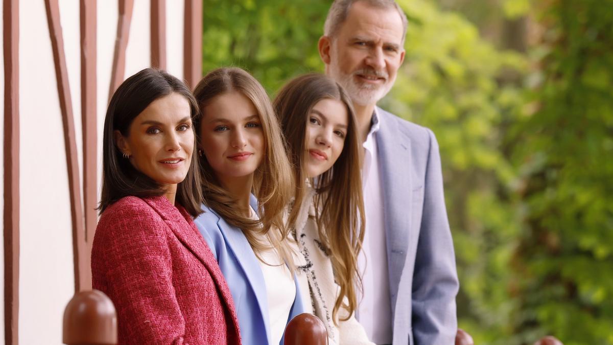 Felipe y Letizia posan con sus hijas en un nuevo intento de lavado de cara de la Casa real