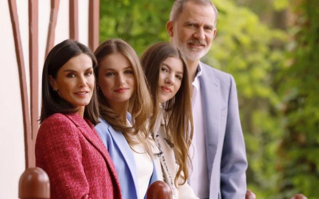 Felipe y Letizia posan con sus hijas en un nuevo intento de lavado de cara de la Casa real / EFE Felipe y Letizia posan con sus hijas en un nuevo intento de lavado de cara de la Casa real