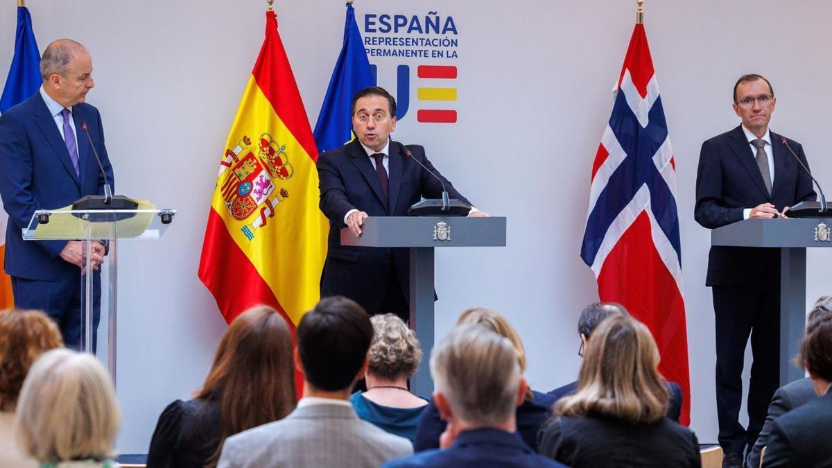 El ministro de Exteriores, José Manuel Albares, el lunes con sus homólogos de Noruega e Irlanda.