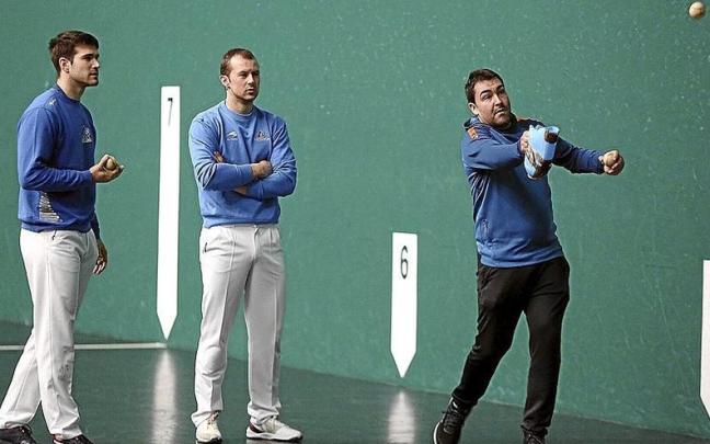 Zabaleta y Elordi, durante la elección de material para el duelo que les mide mañana a Laso e Imaz en el Labrit. | FOTO: JAVIER BERGASA Zabaleta y Elordi, durante la elección de material para el duelo que les mide mañana a Laso e Imaz en el Labrit. | FOTO: JAVIER BERGASA