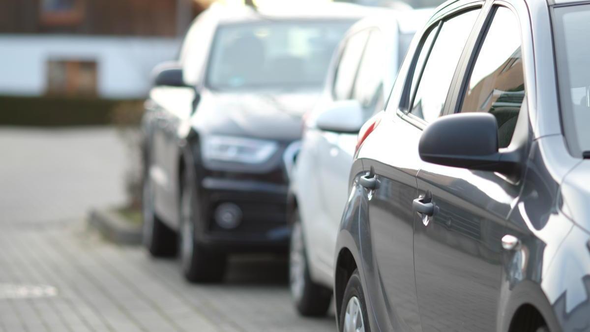 Vehículos estacionados en plazas de aparcamiento en la vía pública