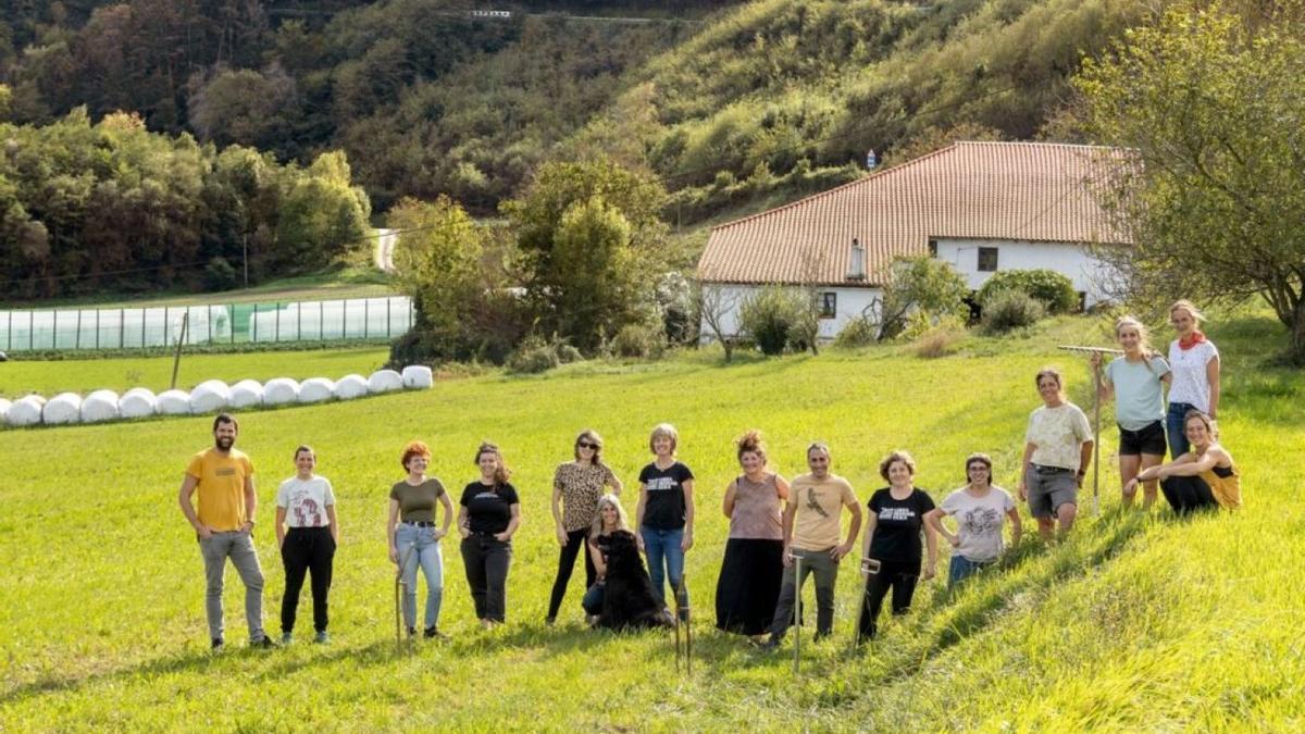 Biolur elkarteak Amillubiko baserri zestoarraren lurretan garatzen ari den abeltzaintza eta nekazaritza ekologikoko proiektuaren berri emango du Merkatu Txikian