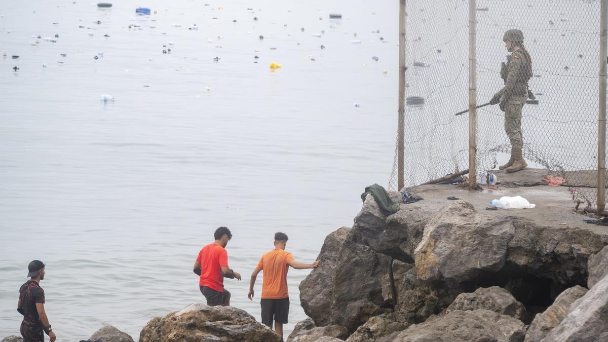 Crisis migratoria en Ceuta: miles de inmigrantes llegan a nado a la ciudad autónoma