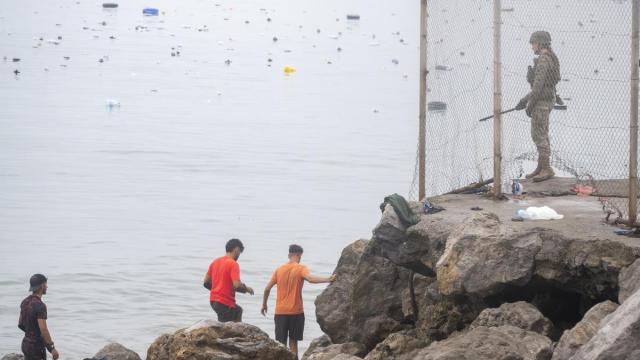 Crisis migratoria en Ceuta: miles de inmigrantes llegan a nado a la ciudad autónoma