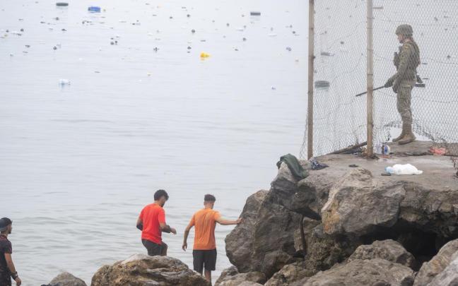 Crisis migratoria en Ceuta: miles de inmigrantes llegan a nado a la ciudad autónoma