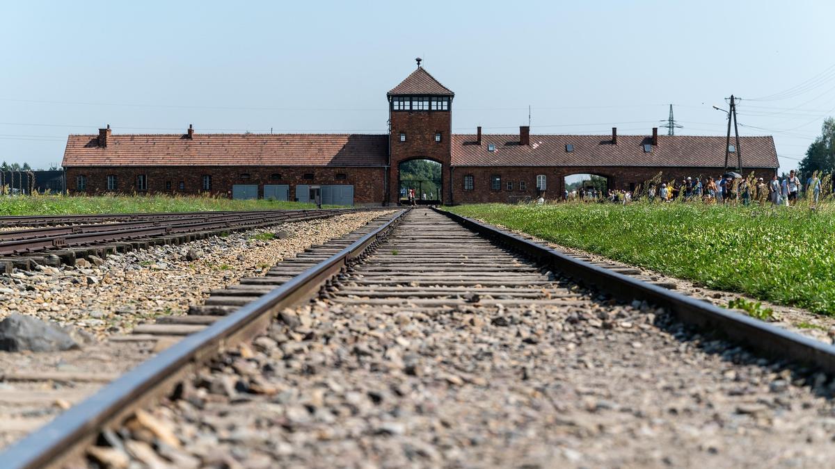 Vías del tren llegando al campo de exterminio de Auschwitz