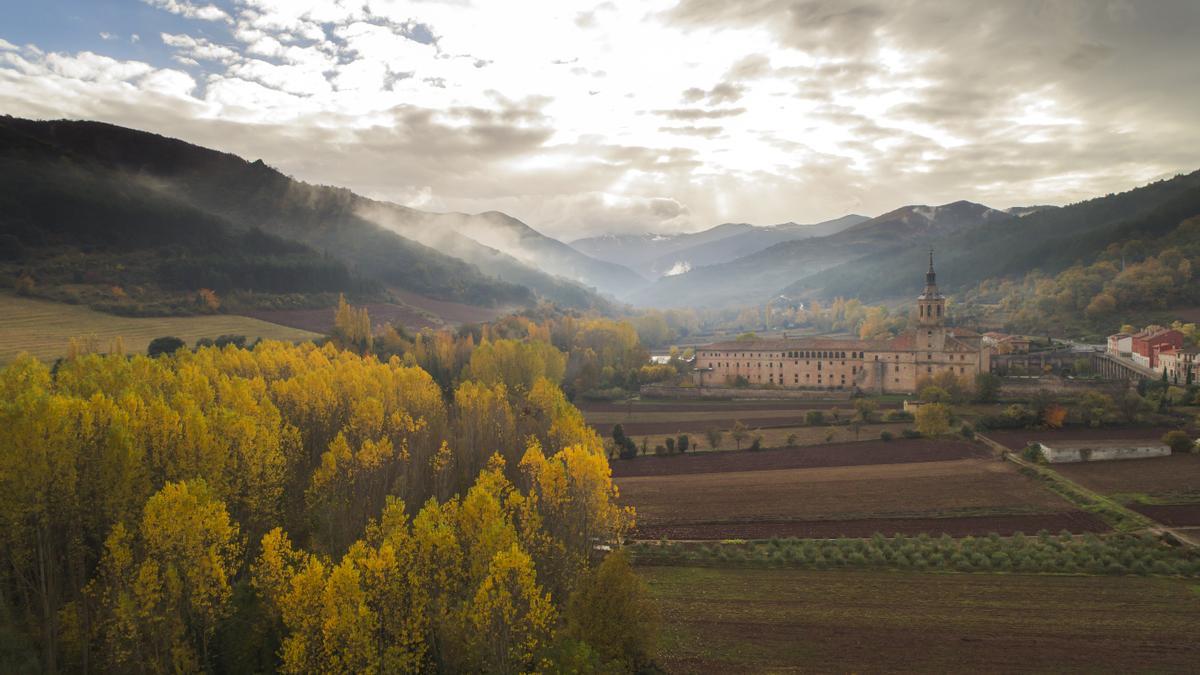 El monasterio de Yuso otoño, al pie de la sierra de la Demanda.