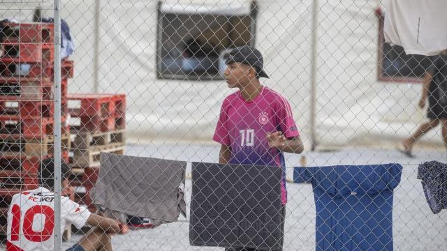 Migrantes se instalan en el nuevo centro de acogida de Los Rosales.