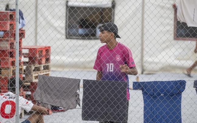 Migrantes se instalan en el nuevo centro de acogida de Los Rosales.
