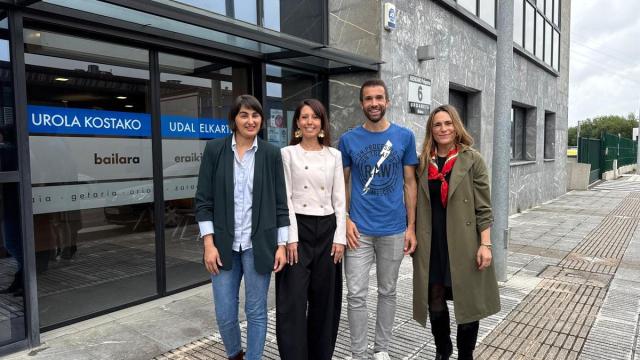 Verónica García, técnica de Turismo de la Mancomunidad, Azahara Domínguez, diputada de Movilidad, Turismo y Ordenación del Territorio, Ion Arozena, presidente de la Mancomunidad Urola Kosta, y Libe Otegui, directora de Turismo de