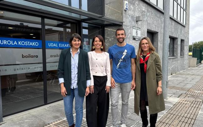 Verónica García, técnica de Turismo de la Mancomunidad, Azahara Domínguez, diputada de Movilidad, Turismo y Ordenación del Territorio, Ion Arozena, presidente de la Mancomunidad Urola Kosta, y Libe Otegui, directora de Turismo de