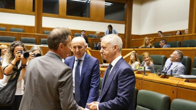 El lehendakari a su llegada al pleno de Política General.
