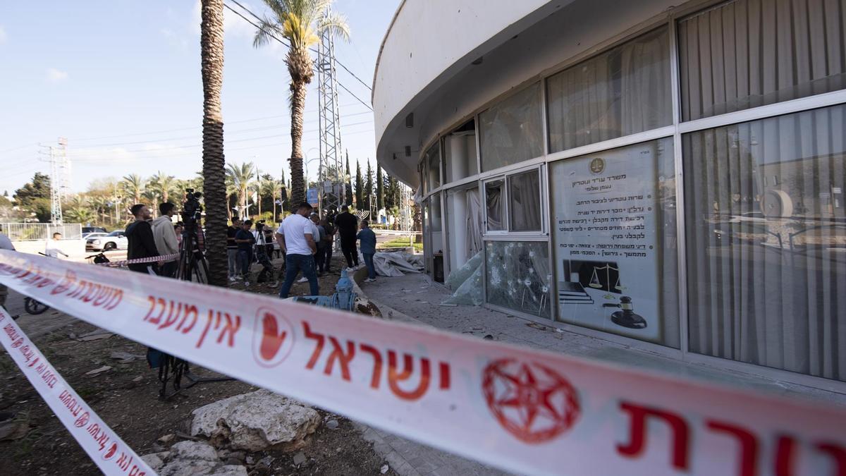 Un edificio dañado por uno de los cohetes lanzados sobre territorio israelí