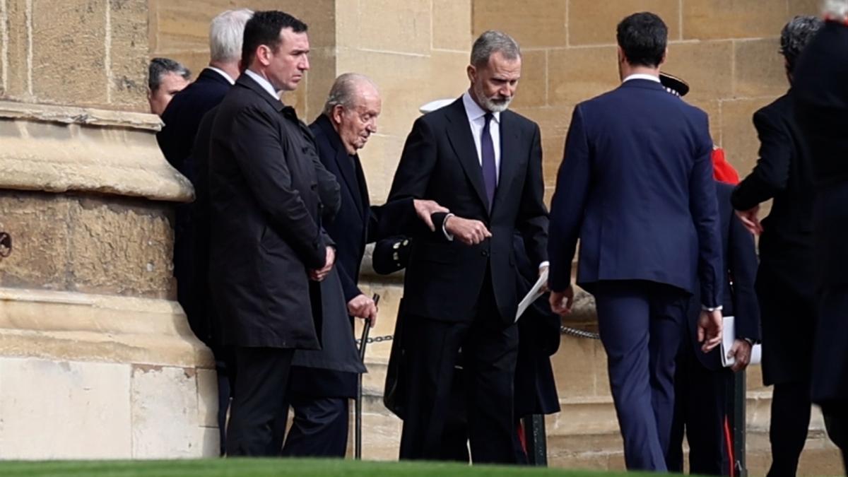 Juan Carlos I agarrando del brazo a su hijo, este martes en Windsor.