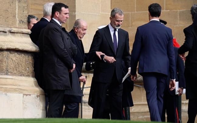 Juan Carlos I agarrando del brazo a su hijo, este martes en Windsor. / EP Juan Carlos I agarrando del brazo a su hijo, este martes en Windsor.