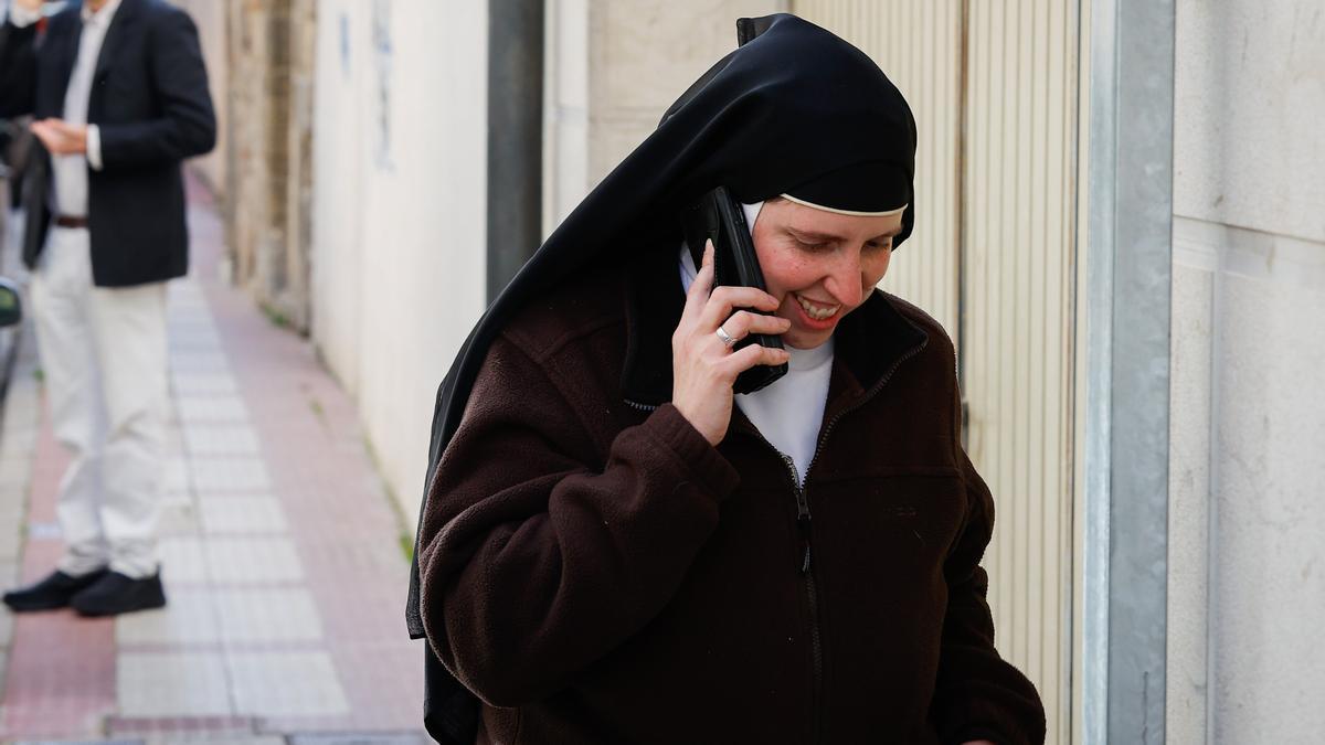 Una monja a su salida de los juzgados, a 28 de noviembre de 2025, en Belorado.