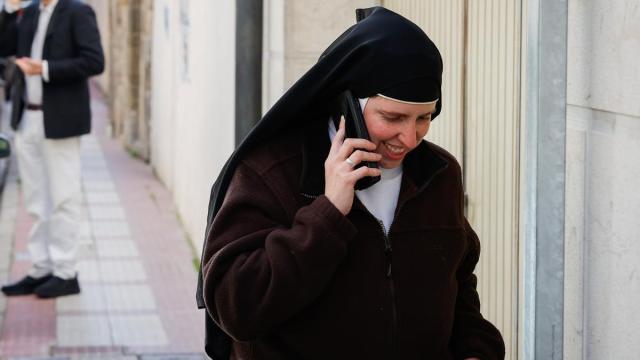Una monja a su salida de los juzgados, a 28 de noviembre de 2025, en Belorado.