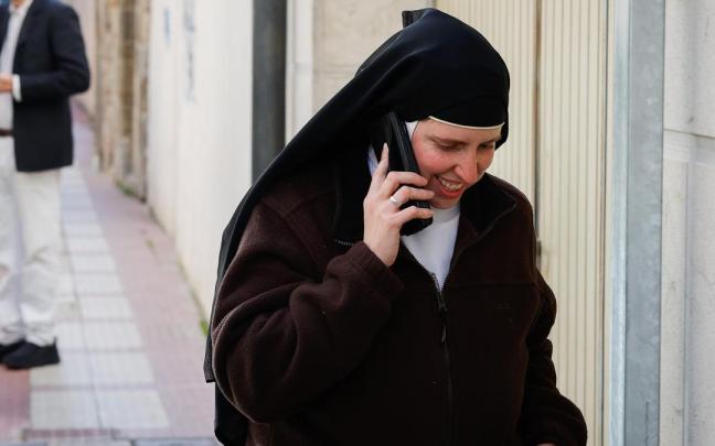 Una monja a su salida de los juzgados, a 28 de noviembre de 2025, en Belorado.