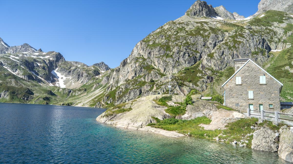 Una cabaña de montaña para trabajadores junto a un lago.
