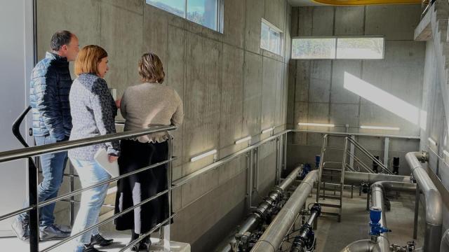 Igor Enparan, Cristina Laborda y Leire Zubitur visitaron el depósito de Errandonea.