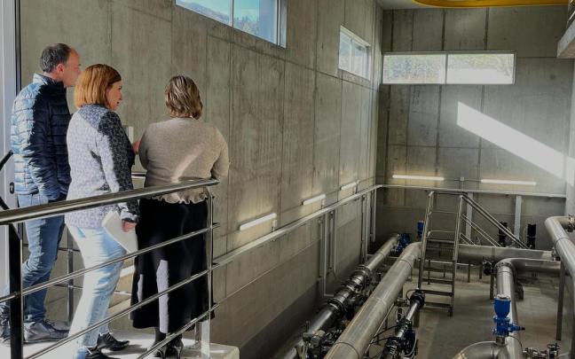 Igor Enparan, Cristina Laborda y Leire Zubitur visitaron el depósito de Errandonea.