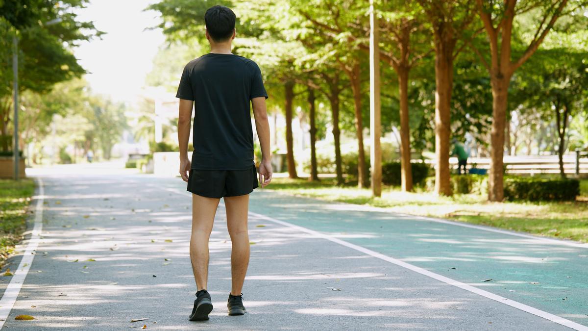 Caminar hacia atrás es deporte que también se conoce como retro-walking.
