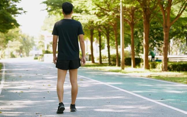 Caminar hacia atrás es deporte que también se conoce como retro-walking. / Freepik Caminar hacia atrás es deporte que también se conoce como retro-walking.