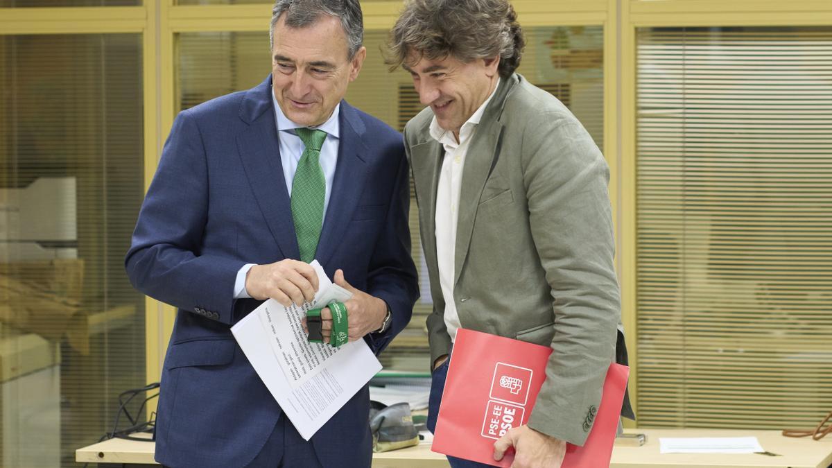 Aitor Esteban y Eneko Andueza, tras la comparecencia de ambos en la sala de prensa del Parlamento Vasco