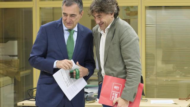 Aitor Esteban y Eneko Andueza, tras la comparecencia de ambos en la sala de prensa del Parlamento Vasco