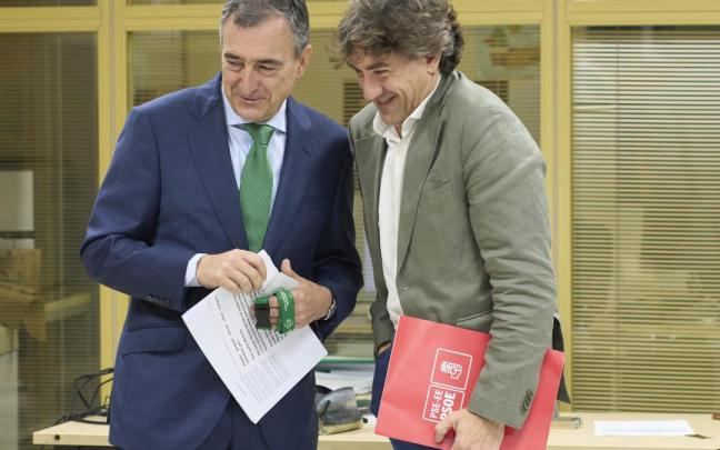 Aitor Esteban y Eneko Andueza, tras la comparecencia de ambos en la sala de prensa del Parlamento Vasco