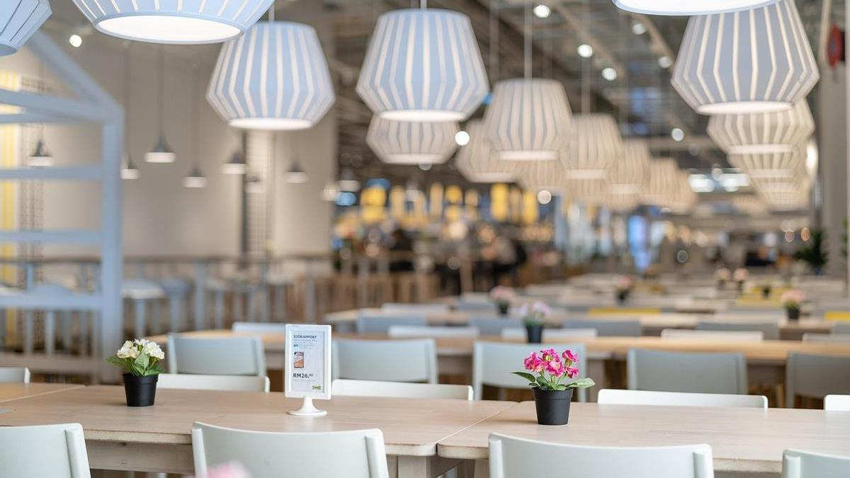 Interior de una tienda de Ikea con mesas alargadas en el lugar reservado para comer en el local