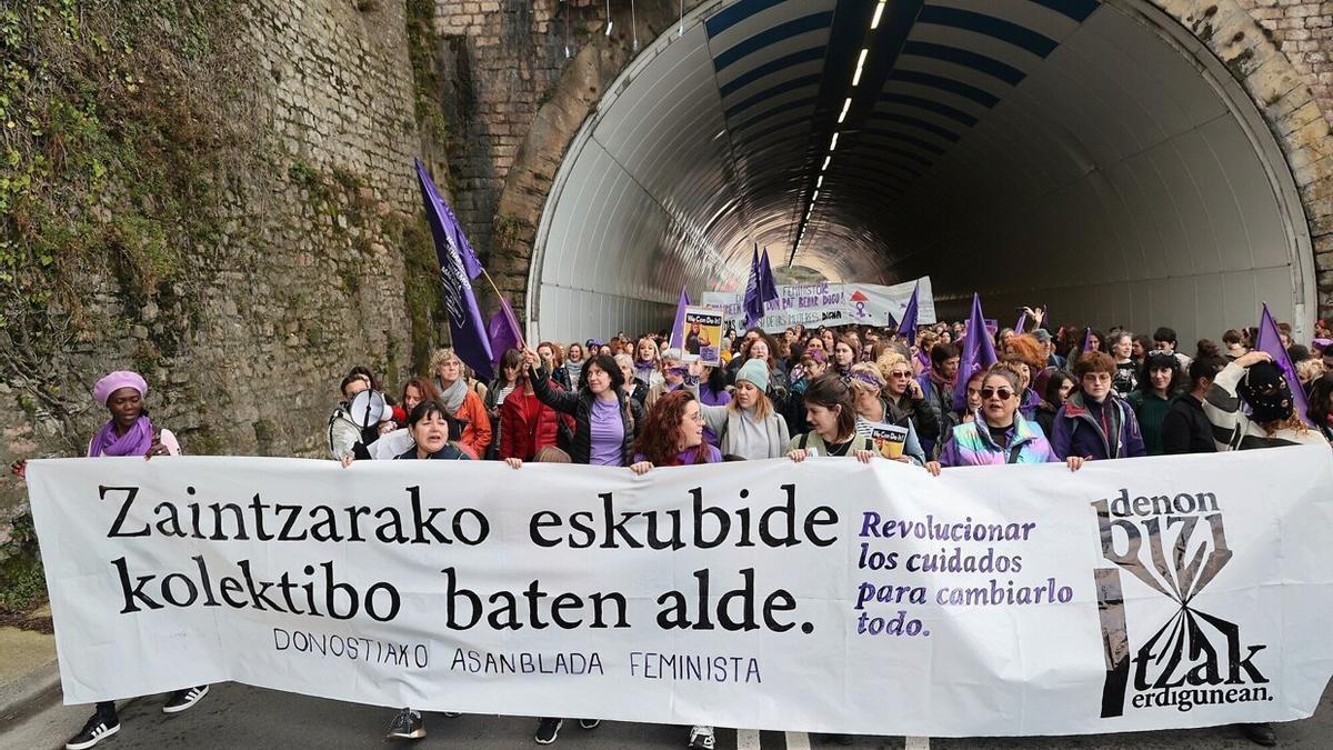 Manifestación del 8M en Donostia, en imágenes.