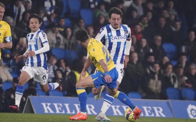 Mikel Oyarzabal, durante el Real-Cádiz (0-0) de la pasada temporada, que también se jugó en viernes. / RUBEN PLAZA