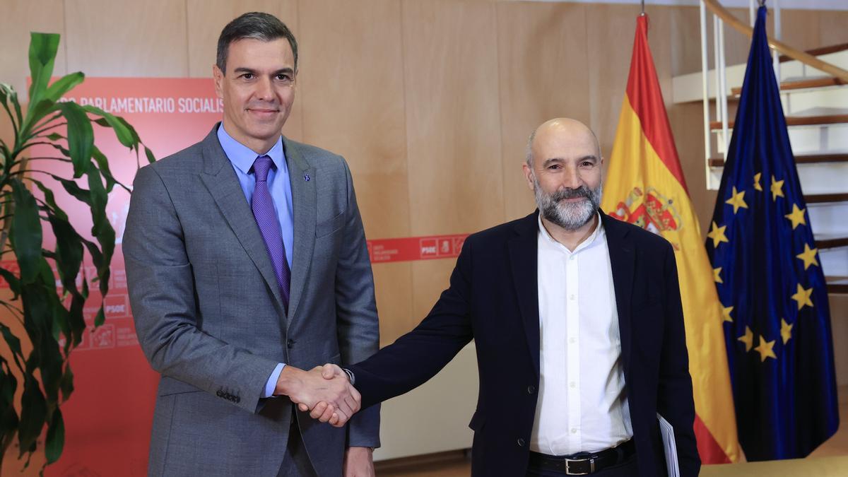 Pedro Sánchez junto al diputado del BNG, Néstor Rego.