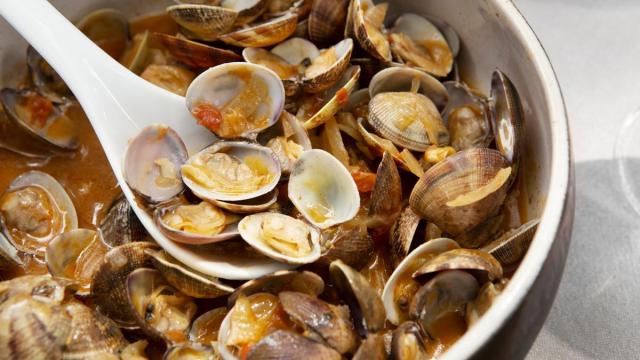 Una cazuela de almejas.
