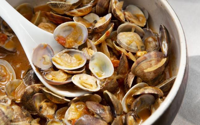 Una cazuela de almejas.