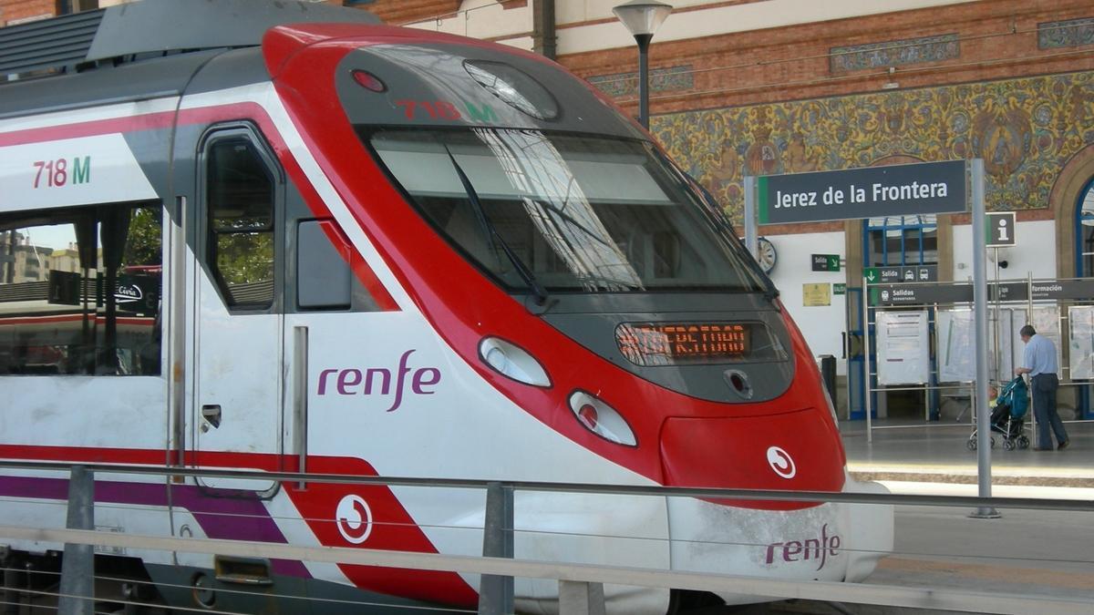 Un tren de Cercanías de Cádiz en la estación de Jerez de la Frontera