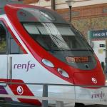 Un tren de Cercanías de Cádiz en la estación de Jerez de la Frontera