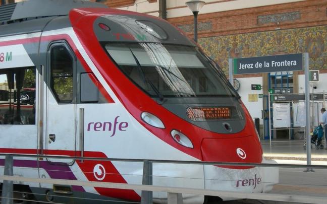 Un tren de Cercanías de Cádiz en la estación de Jerez de la Frontera
