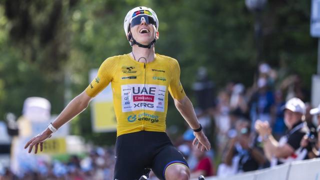 Pogacar celebra la victoria en la última y quinta etapa del Tour de Suiza.