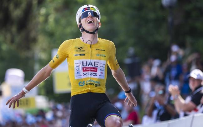 Pogacar celebra la victoria en la última y quinta etapa del Tour de Suiza.